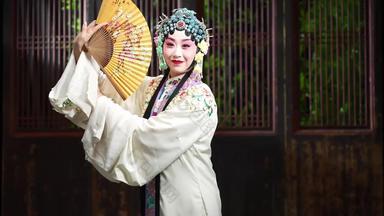 京剧演员扇子古服装表演艺术活动清晰实拍