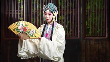 京剧演员拿着传统文化实拍素材