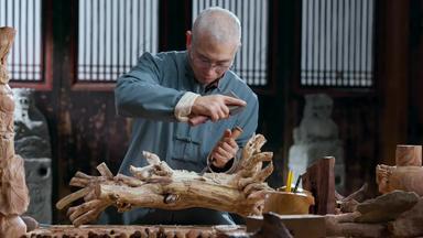 工匠师匠人木头雕塑力量实拍素材