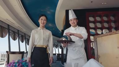酒店厨师服务员上菜并介绍餐桌影片宣传素材