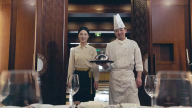 酒店厨师服务员上菜并介绍厨师清晰<strong>视频</strong>