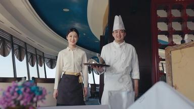 酒店厨师服务员上菜并介绍侍者微笑场景拍摄