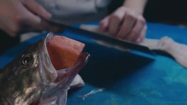 厨师将鱼切菱形刀段营养素材