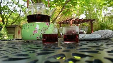 庭院中茶台茶壶葡萄画面