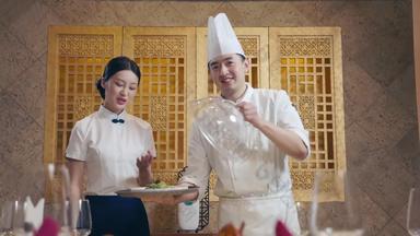 酒店厨师服务员上菜并介绍饮食4K分辨率视频