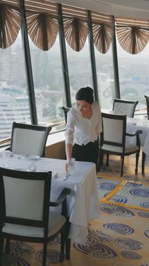 酒店服务人员整理餐具餐具素材