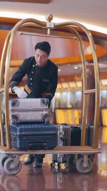 酒店服务人员搬运行李服务业职位高清实拍