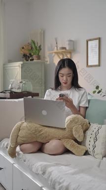 年轻女人女人坐着互联网画面