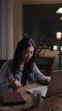 年轻女人笔记本电脑户内竖屏实拍素材