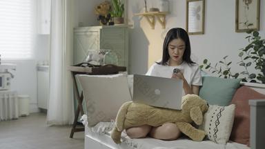 年轻女人笔记本电脑毛绒玩具宣传<strong>视频</strong>
