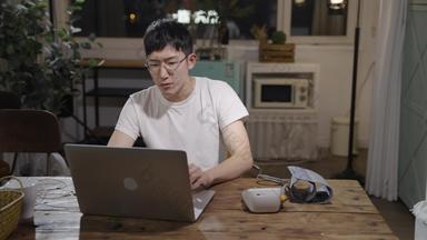 年轻男人使用电脑影视血压计视频