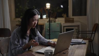 年轻女人笔记本电脑坐着清晰视频
