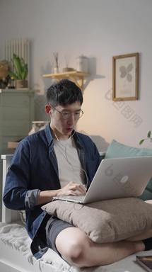 年轻男人使用电脑起居室画面