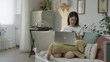 年轻女人笔记本电脑起居室舒适<strong>视频</strong>素材