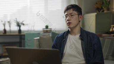 年轻男人使用电脑家实拍素材