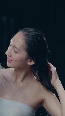 年轻女人沐浴长发水滴宣传素材