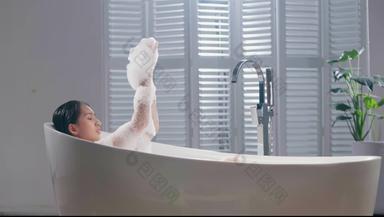 美女沐浴浴室贴身护理4K分辨率场景拍摄