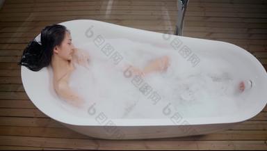 年轻女人SPA泡澡贴身护理健康水疗高清视频
