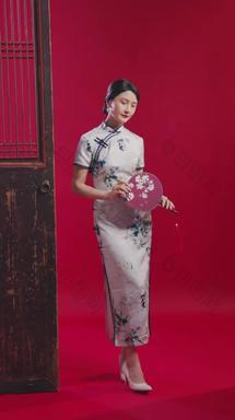 穿旗袍的美女传统全身像古典风格宣传片