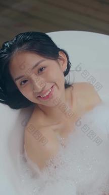美女沐浴肥皂泡热水池浴视频素材