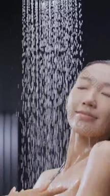 年轻女人淋浴一个4K分辨率湿视频素材