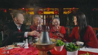 春节家庭聚餐户外乐趣成年子女画面