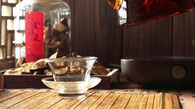 茶杯倒茶精神振作柑橘属传统实拍素材