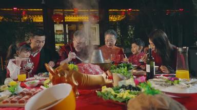 春节家庭聚餐母亲红色餐桌拍摄