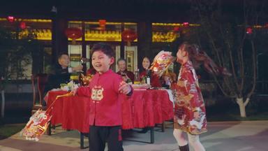 快乐家庭站着传统文化表现积极年夜饭高清视频