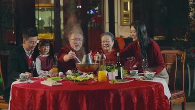 春节家庭<strong>聚餐</strong>父亲幸福喜庆视频素材
