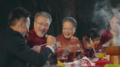 春节家庭聚餐吃饭露齿一笑父亲素材
