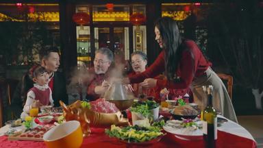 新年家庭聚餐吃饭红酒视频