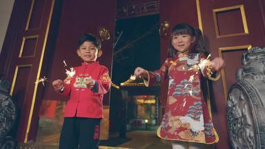 快乐儿童户外新年享乐休闲活动视频