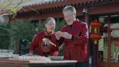 老年夫妇四合院传统文化饺子视频素材