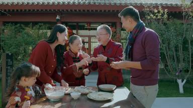 幸福的家庭过年包饺子快乐55到59岁宣传视频