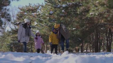 快乐家庭雪相伴白昼可爱的实拍素材