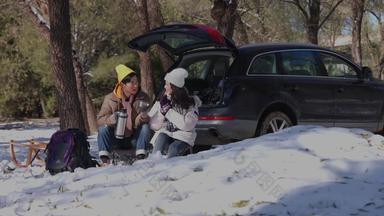 幸福情侣坐在雪地里水瓶水平构图实拍素材