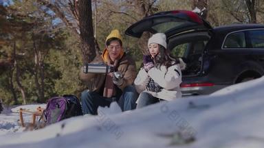 幸福情侣坐在雪地里保温瓶帽子宣传片