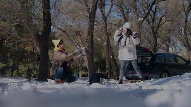 幸福情侣在雪地里玩耍视频