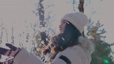 青年女人雪地活力视频素材