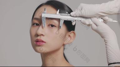 整形医生测量女人面部眼睛视频