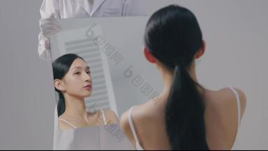 漂亮女人照镜子<strong>护肤</strong>宣传视频