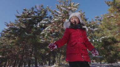快乐女孩在雪地里玩耍冬天季节