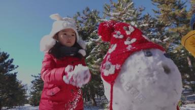 快乐女孩在雪地里玩耍享乐影像