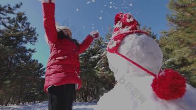 快乐女孩在雪地里玩耍嬉戏的视频