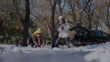 幸福情侣在雪地里玩耍帽子宣传<strong>视频</strong>