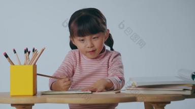 小女孩写字可爱的童年优质实拍