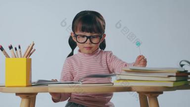 小女孩学习杂志看书影像
