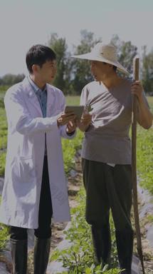 科研人员和农民交流技术专业影像