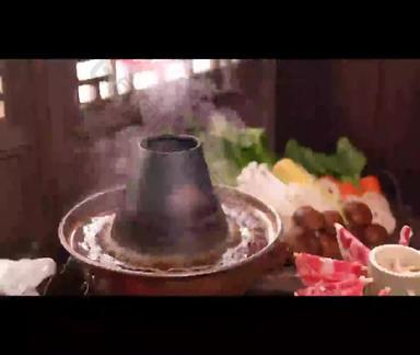 涮肉火锅蔬菜餐桌切片食物铜锅视频素材